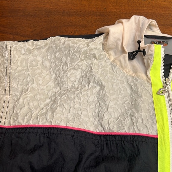 GUESS WINDBREAKER SUPER CUTE GUESS JACKET ZIPPER LIGHT WEIGHT HOODIE STYLE ZIP - Picture 3 of 15